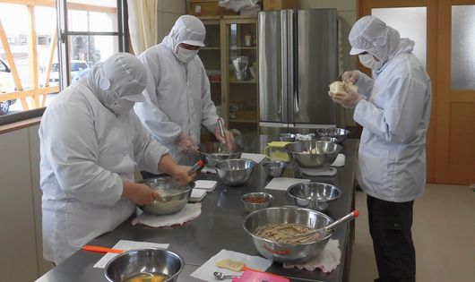 お菓子製造作業の様子