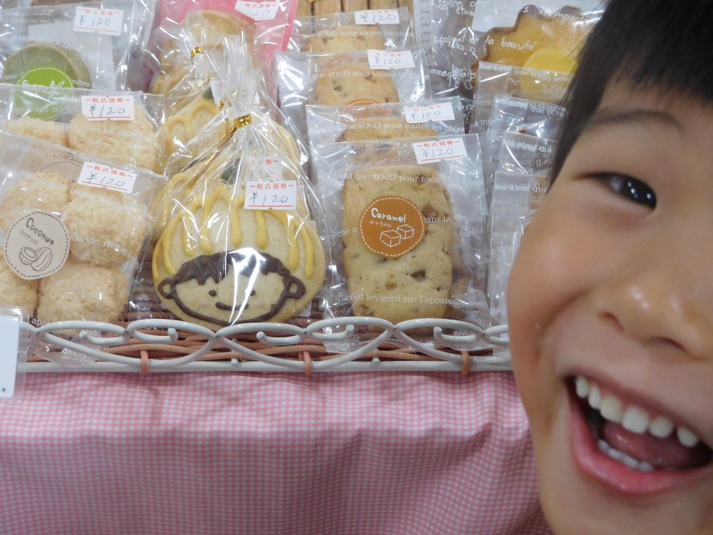 お菓子の前で子供もにっこり写真