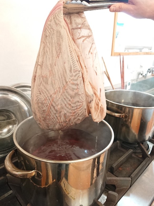 鍋に枝・皮と水を入れ煮出し、染液をつくります