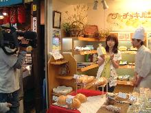 店舗前での取材風景